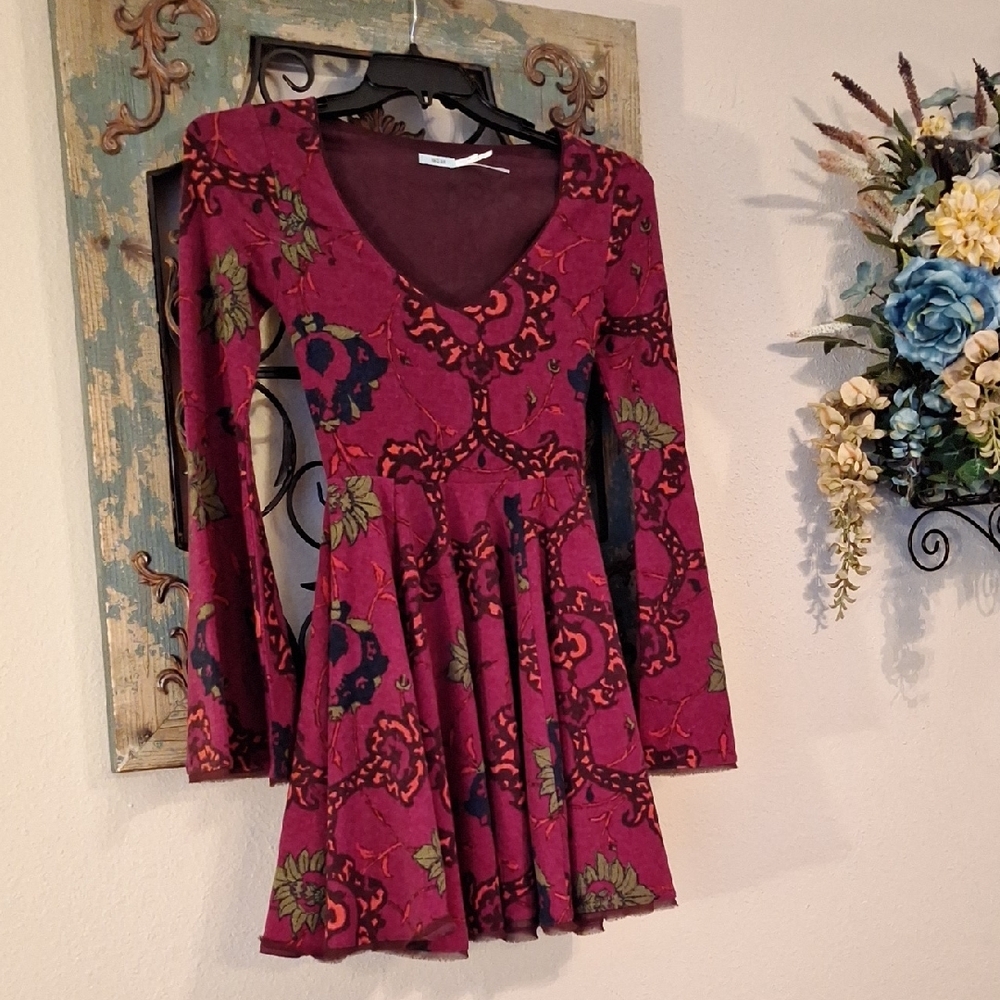 Kimchi Blue Burgundy Floral Long Sleeve Dress. Size XS